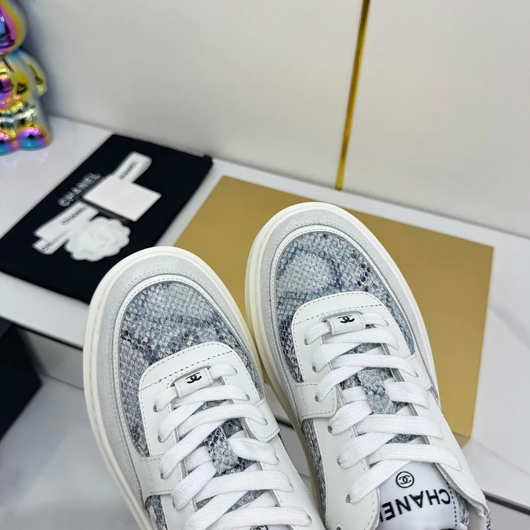 👟👟Ex-factory price 680👟👟 Upgraded version, upgraded version, upgraded version! No rebuttal accepted! ! ! ! Chanel Chanel panda shoes! 2025 counter's top casual sports shoes. This classic design; the upper is electro-embroidered with a variety of techniques; the outsole is fashionable and sporty; the unusual inclusion of a variety of color matching elements... The diversified mix and match is very good-looking and versatile, and can be used for leisure, fashion, sports, and outdoor... ꫛꫀꪝ Go➫ Materials: ❶Upper made of: original imported first-layer silk cowhide + original waterproof cloth + original first-layer cowhide ❷Inner lining: Original Yangli+Net ❸Outsole based on: Original TPU combination outsole Counter boutique packaging complete set for women 35–41 👉 👉 👉 👉 👉 👉 👉